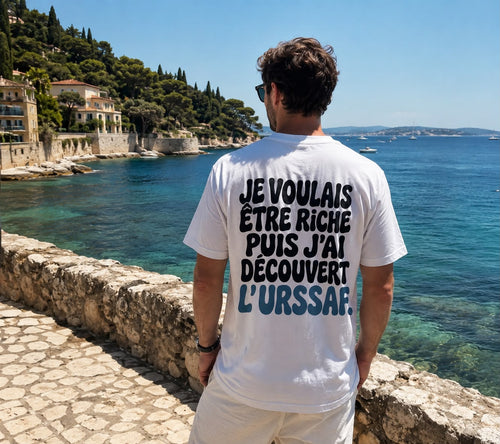 T-shirt Je voulais être riche porté de dos sur la Côte d'Azur